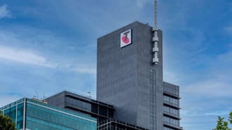 Telstra rewards shareholders with $1bn buyback and bigger dividend despite revenue slip
